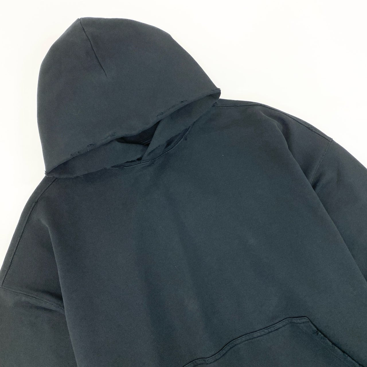 22i16 《未使用品》タグ付 BALENCIAGA バレンシアガ ロゴエンブロイダリー ダメージ加工 プルオーバーパーカー フーディ  742603 Mサイズ ブラック コットンo07t
