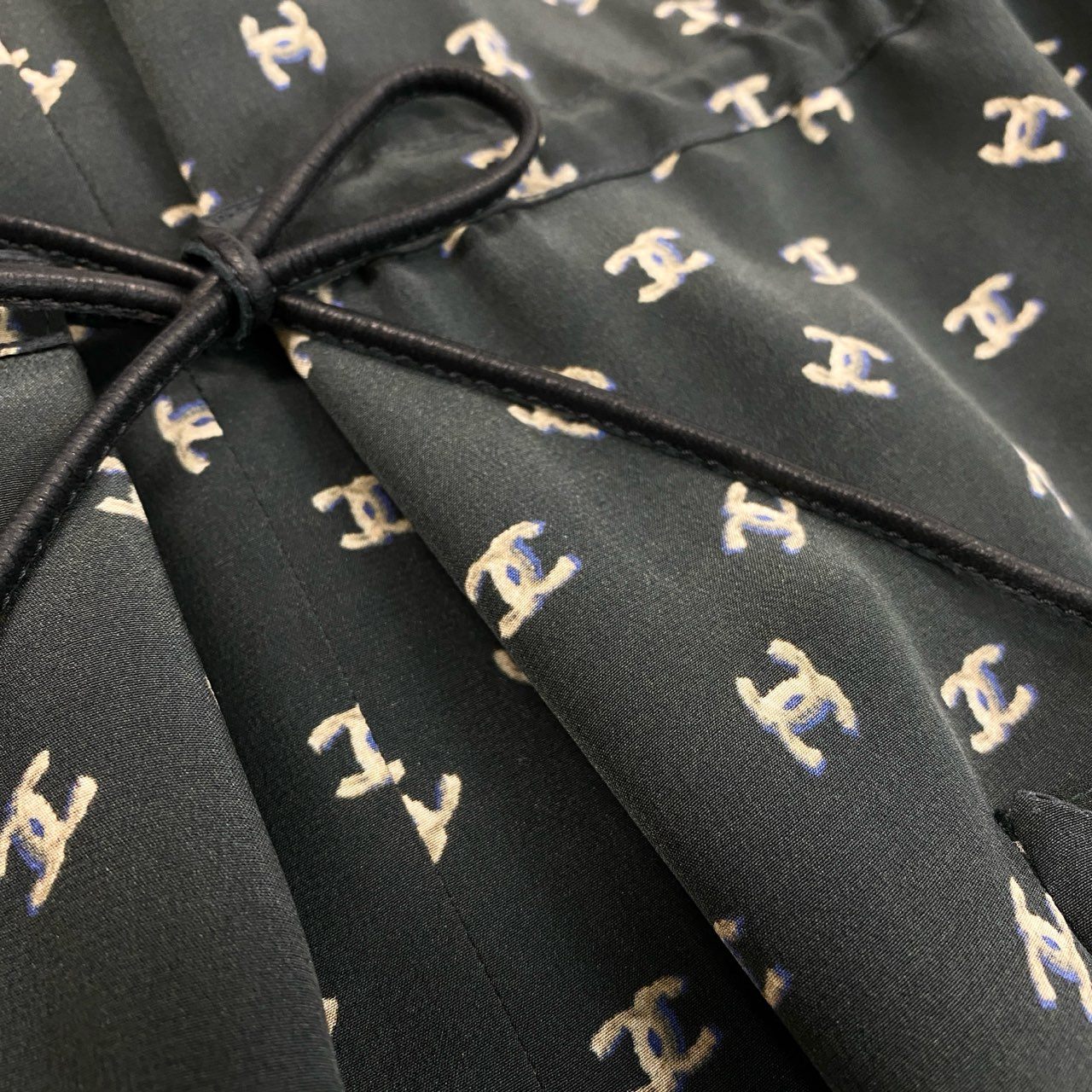 44a15 【新品タグ付き】CHANEL シャネル 2011年 P44358 ココマーク ウェストドローコード付き 半袖ワンピース サイズ36 ブラック レディース トップスta1