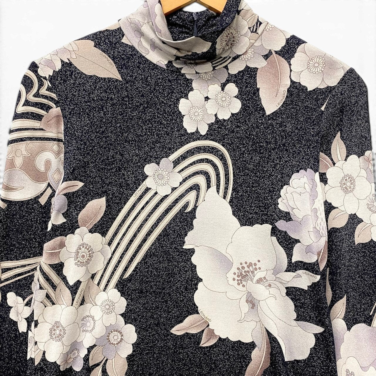 49f17 LEONARD FASHION レオナール ハイネック ロングスリーブカットソー 美しい花柄プリント ラメ糸 ストレッチ サイズM ブラック系 レディース 女性服u02t