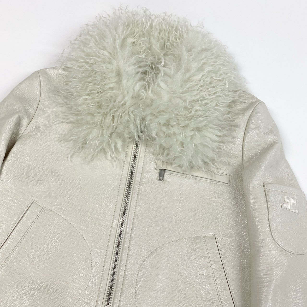 Ia15 【未使用品】courreges クレージュ カラクルラムファー ショートレザージャケット 短丈レザージャケット ロゴワッペン付き サイズ34 オフホワイト レディース 薄手アウターk02i