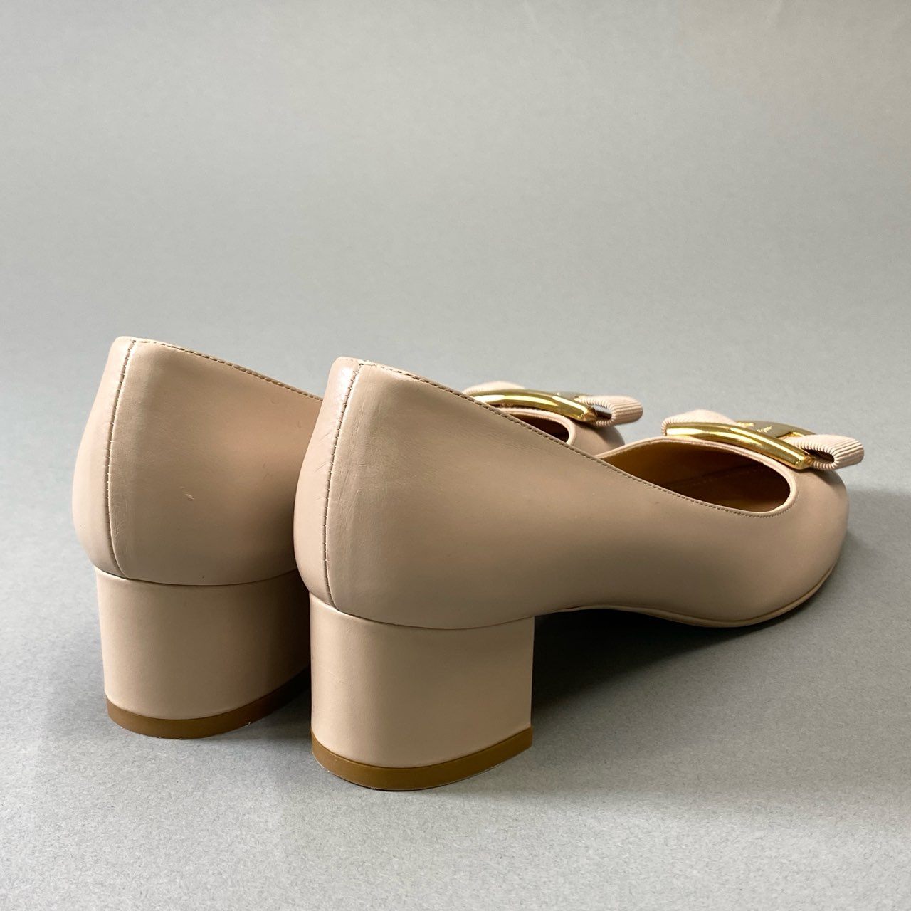 6j16 《美品》 SALVATORE FERRAGAMO サルヴァトーレフェラガモ NINNA ヒールパンプス イタリア製 ヴァラリボン シューズ 6 23cm相当 ピンクベージュ レザー レディースo07t