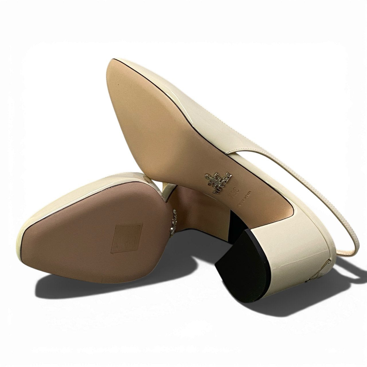 b26【極美品】PRADA プラダ スリングバック パンプス 三角プレート ロゴプレート サイズ1/2 アイボリー パテントレザー レディース 靴 シューズta1