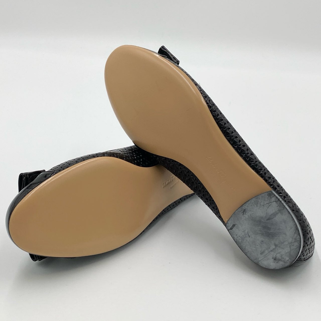 1i4 《未使用》 Salvatore Ferragamo サルヴァトーレフェラガモ VARA ヴァラ パンチング加工 フラットシューズ 7 1/2 ブラック レザー バレエ イタリア製 女性靴t18r