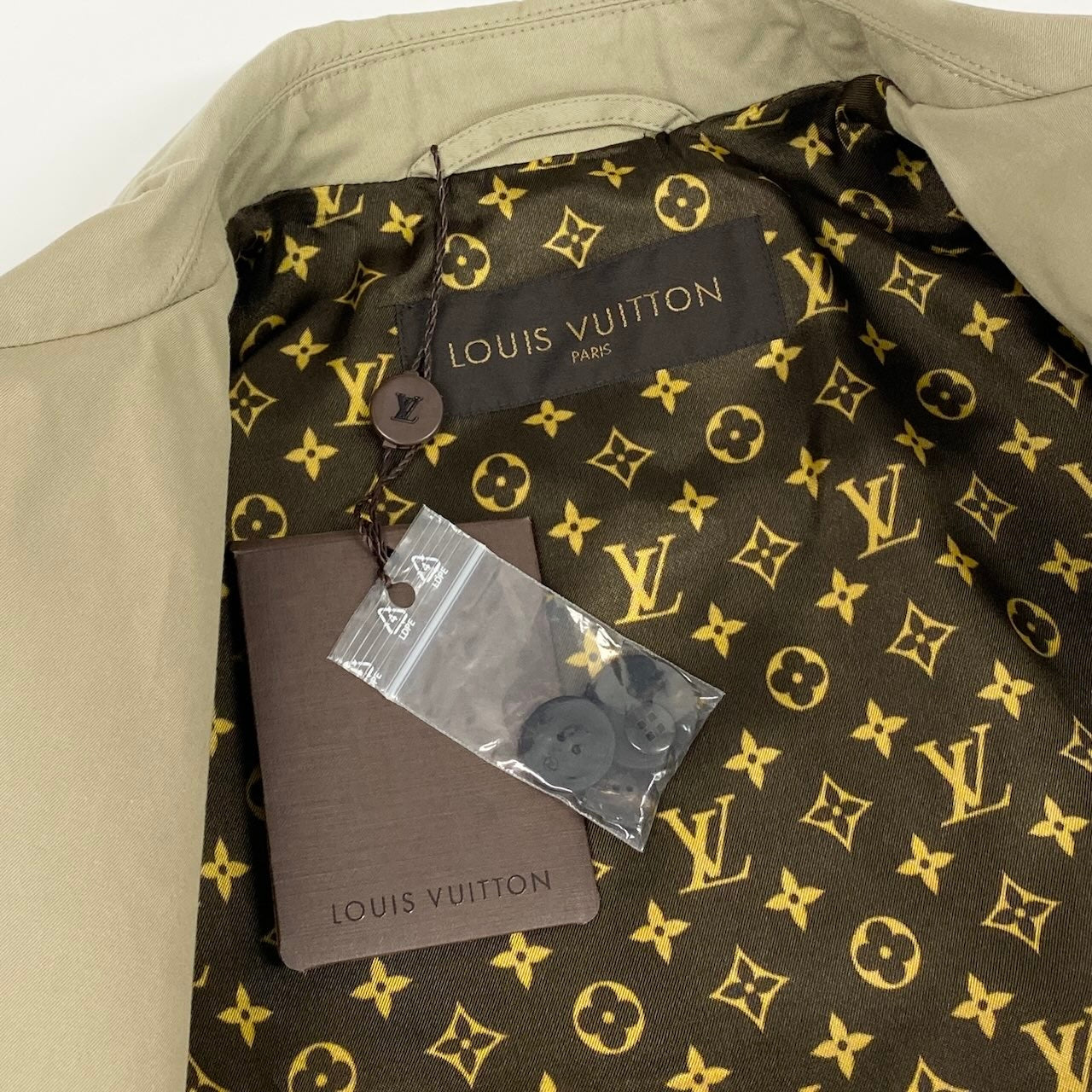 Ic31 《未使用品》 LOUIS VUITTON ルイヴィトン 裏地モノグラム トレンチコート Monogram Lining Trench Coat サイズ34 ベージュ タグ付t18r