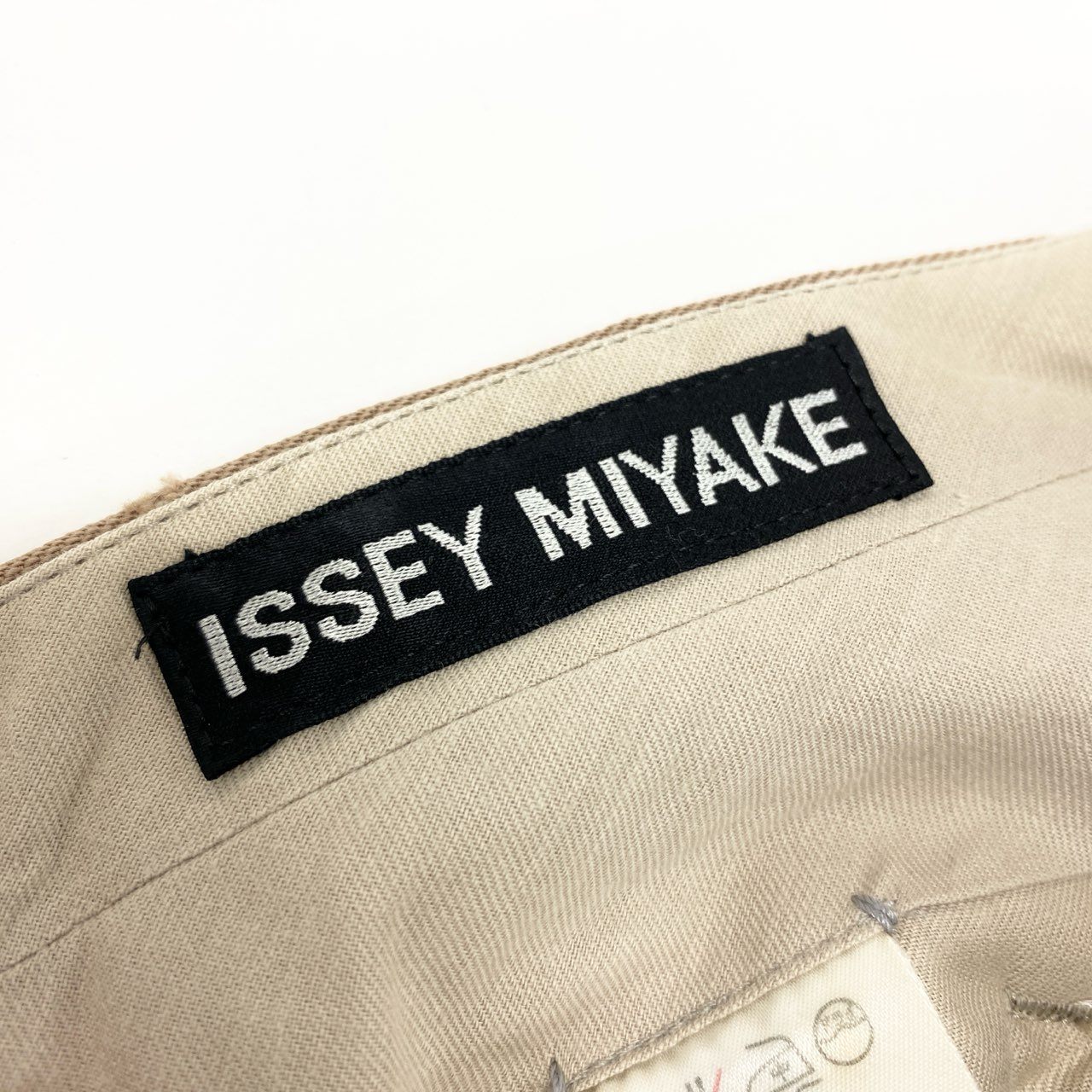21k14 ISSEY MIYAKE イッセイミヤケ スラックスパンツ ボトムス ウール100％ 日本製 ME13-FF004 Lサイズ ベージュ メンズu02t