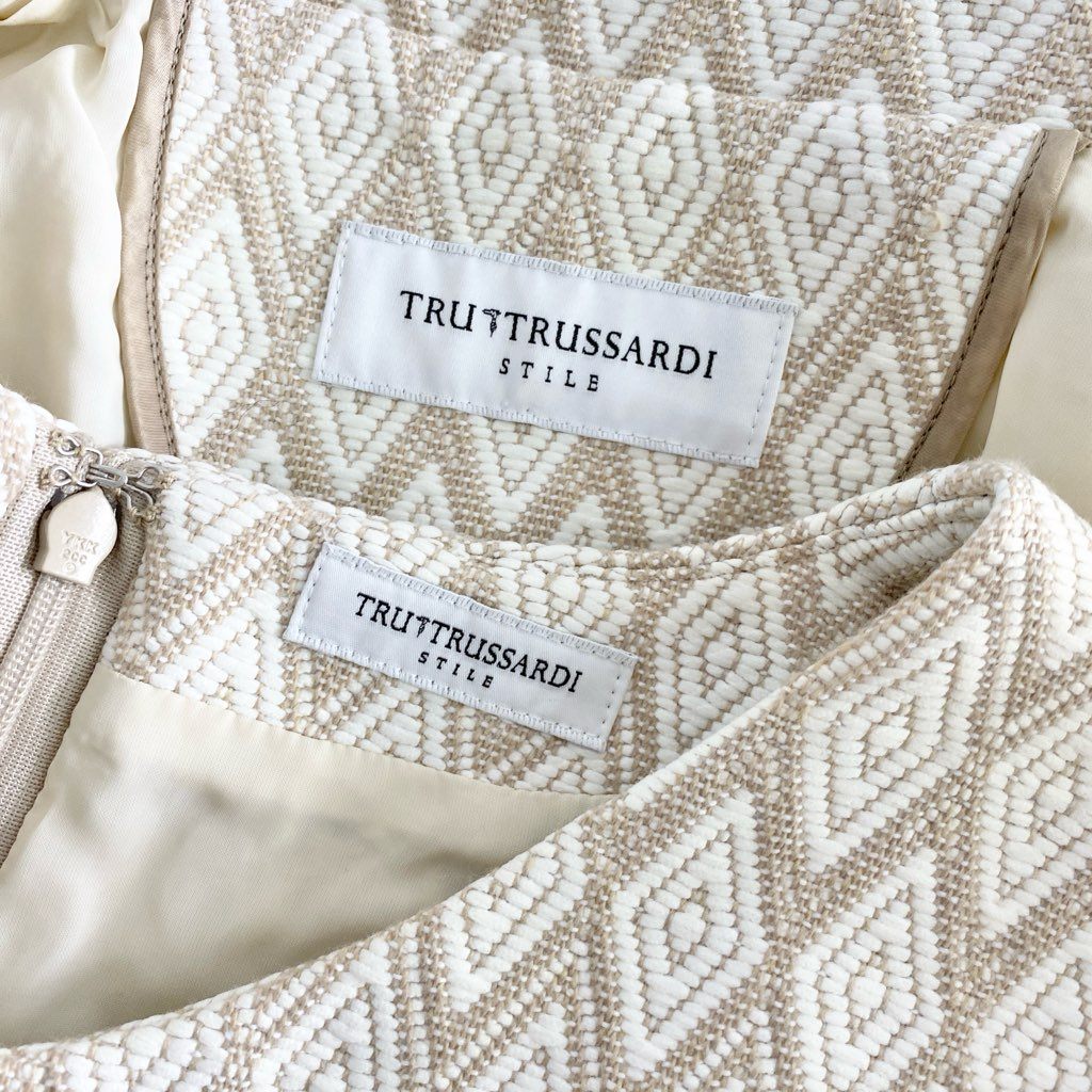 19h10《未使用保管品》 タグ付 TRU TRUSSARDI トゥルー トラサルディ 日本製 テーラードジャケット ノースリーブワンピース セットアップ 総柄 38 ベージュ ホワイト