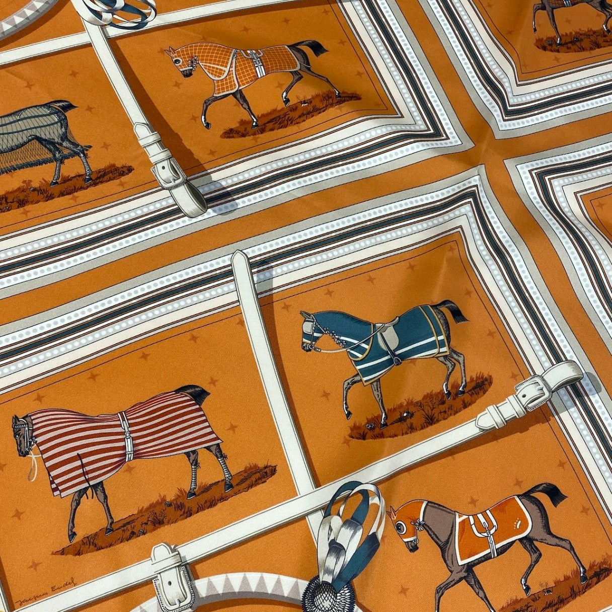 e8 【美品】HERMES 2026年 カレ90 ダブルフェイス 馬着 オレンジ シルク100％ レディース メンズ ユニセックスk02i