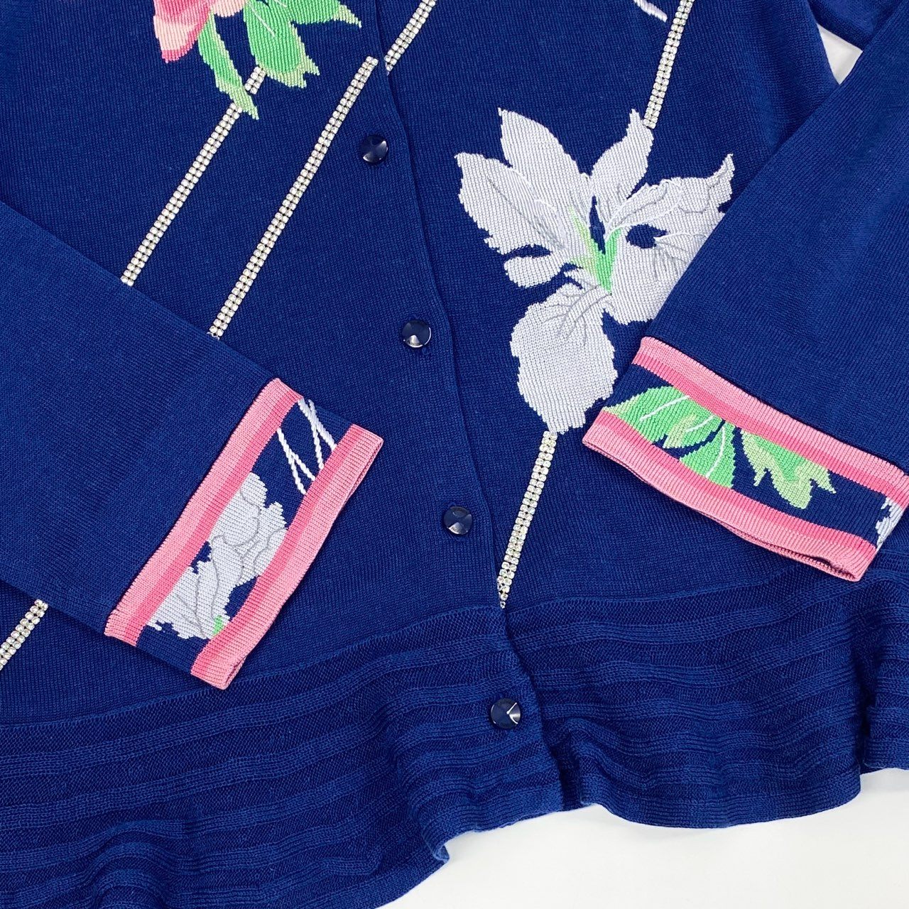 60d13 《美品》 LEONARD FASHION レオナール ロングスリーブ ニットカーディガン 花柄刺繍 ラインストーン装飾 裾フリル サイズ40 ブルー レディース 女性用u02t