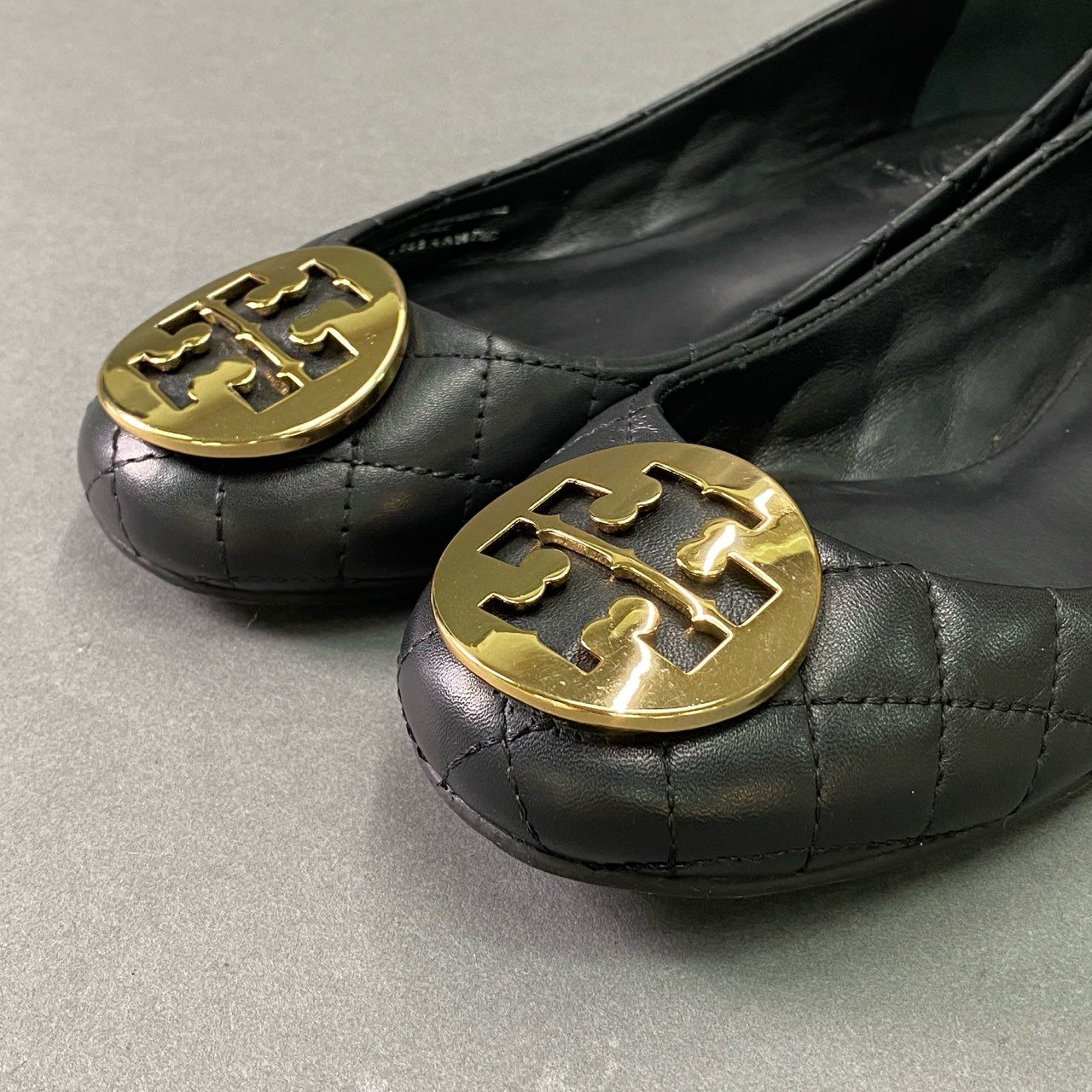 1k12 TORY BURCH トリーバーチ キルティング ロゴプレート フラットパンプス バレエシューズ 7 1/2 ブラック レザー