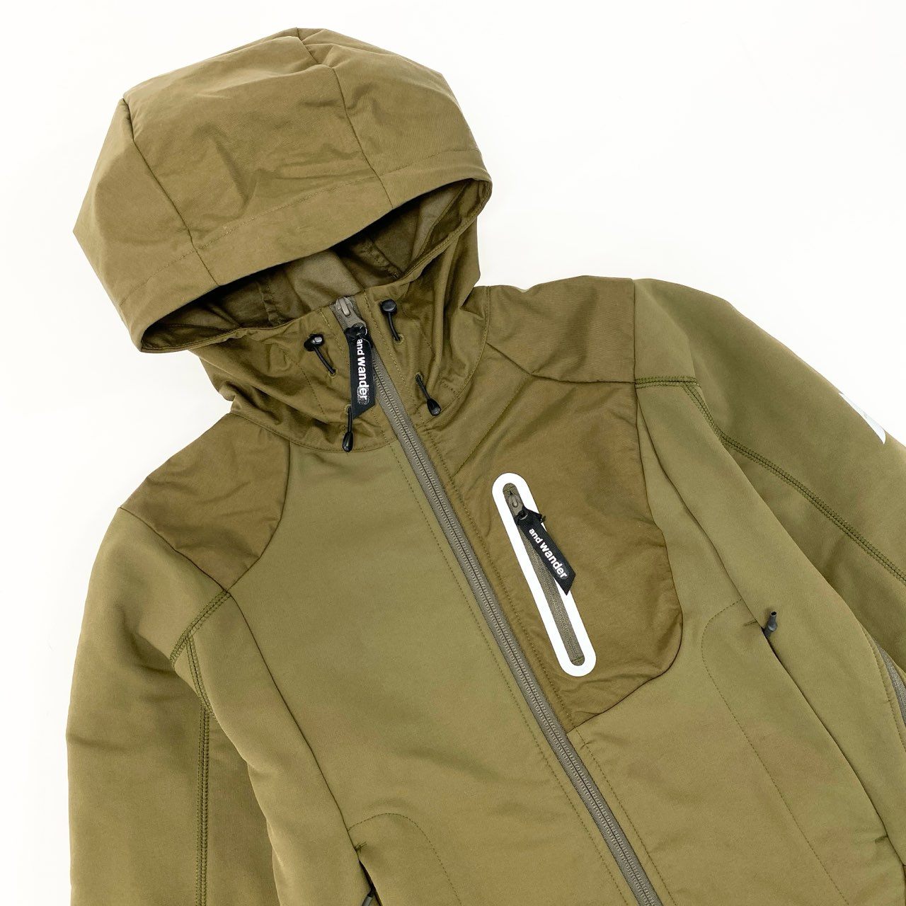 77i26 《美品》 and wander アンドワンダー Stretch Shell Jacket ストレッチシェルジャケット マウンテンパーカー 574-2221303 M カーキ アウトドア トレッキング 撥水t18r