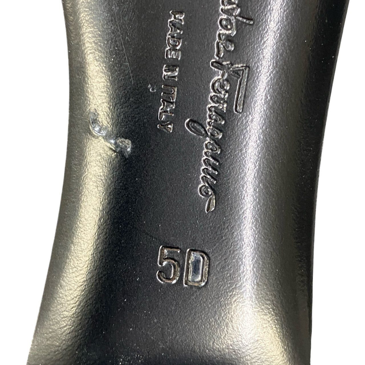 3a5【美品】Salvatore Ferragamo サルヴァトーレフェラガモ VARASW ビジュー付き ヴァラ レザーパンプス サイズ5D ブラック スウェード レディース 女性用 靴k02i