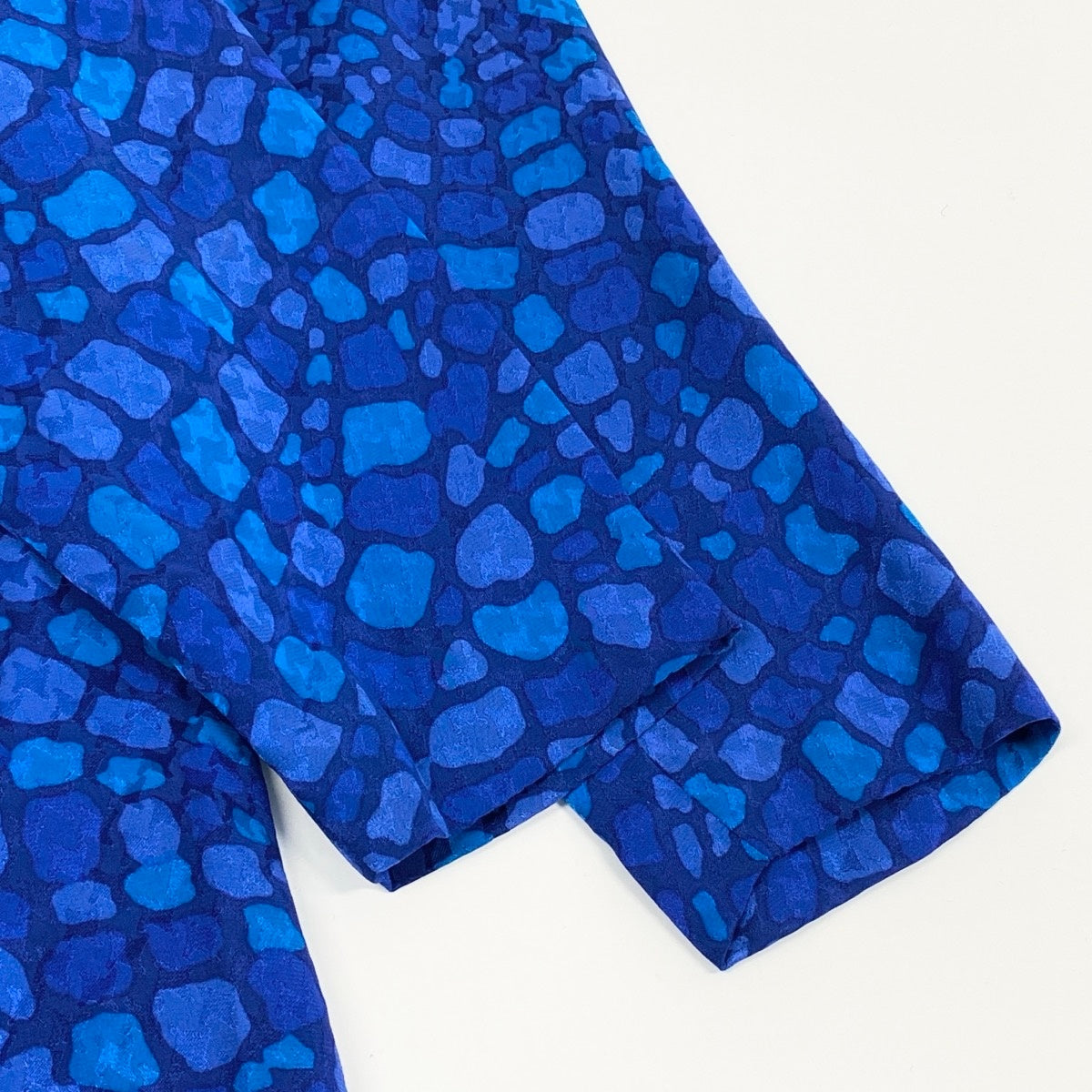 55f4 YVES SAINT LAURENT イヴサンローラン ロングシャツコート 薄手 総柄プリント 金ボタン サイズ34 ブルー シルク100％ レディース 女性服o07t