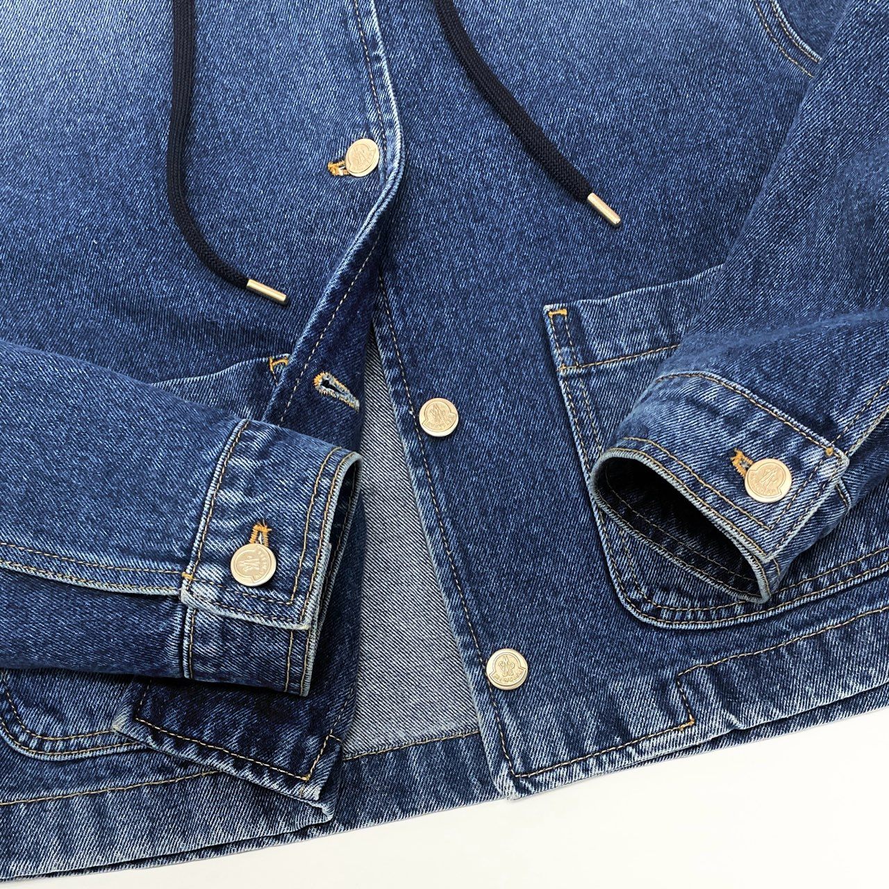 53e19 MONCLER モンクレール LAMPUSA 袖ワッペン フード付き ダメージ加工 ノーカラー デニムジャケット イタリア製 J10931A00115 00 インディゴブルー