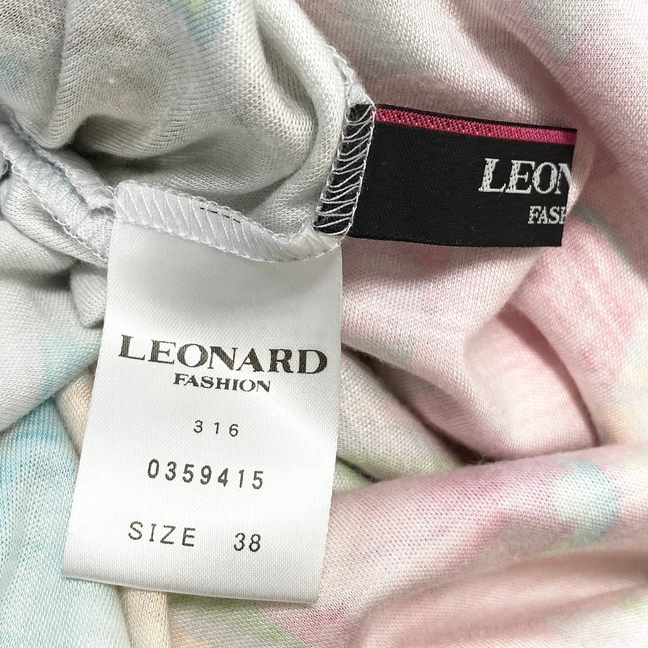 40f15 LEONARD FASHION レオナール ハイネック ロングスリーブカットソー 美しい花柄プリント トップス サイズ38 ライトグレー系 レディース 女性服u02t