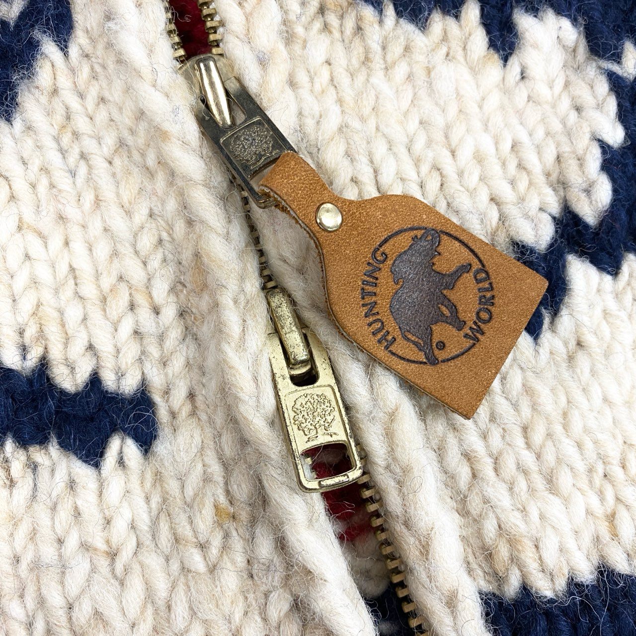 37i30《美品》HUNTING WORLD ハンティングワールド カウチンセーター ハンドニット 象 星条旗 カナダ製 22CW03 Mサイズ マルチカラー メンズo07t