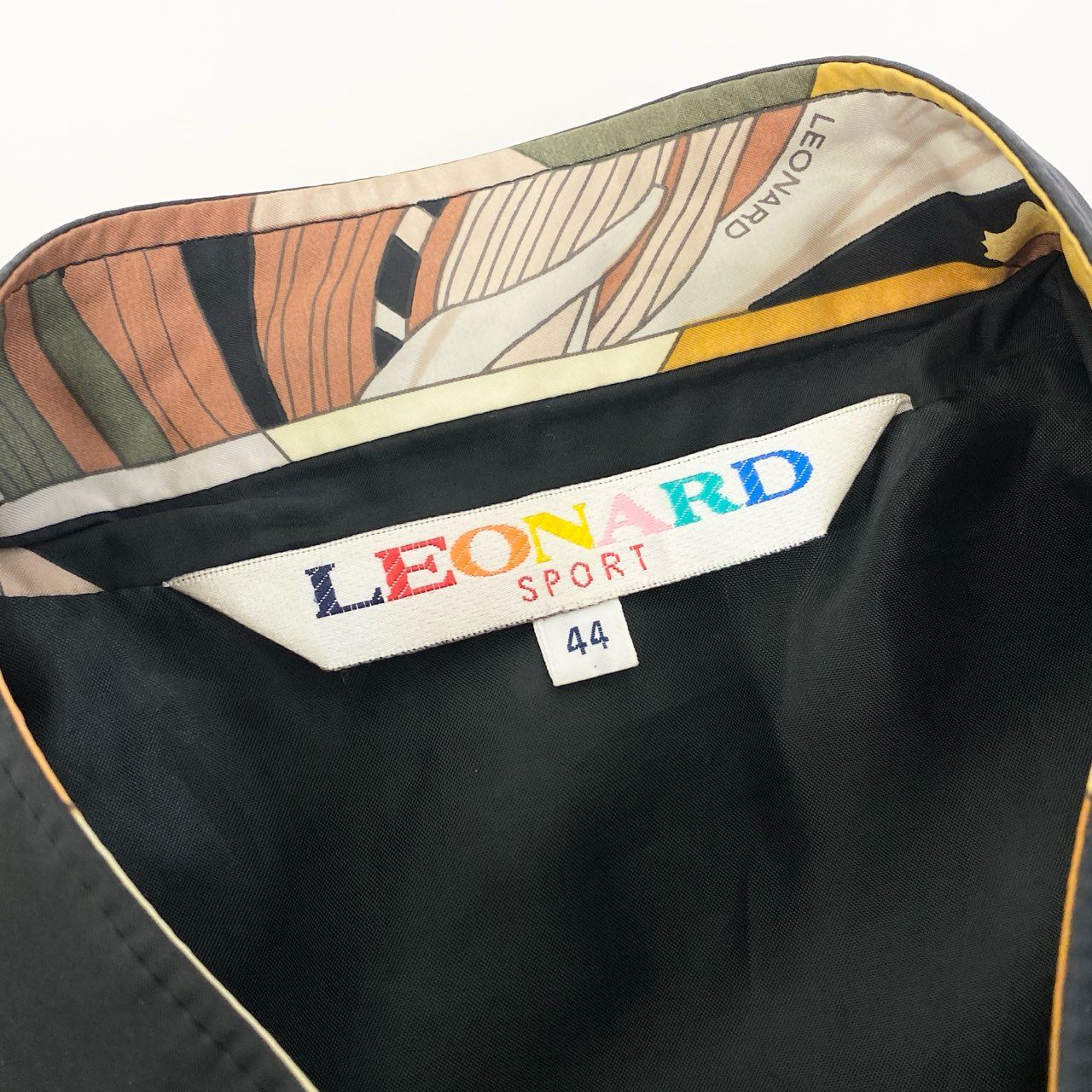 60c6 LEONARD レオナール 美しい花柄プリント 薄手ジャケット ライトアウター 44 ブラック レディース 大きいサイズu02t