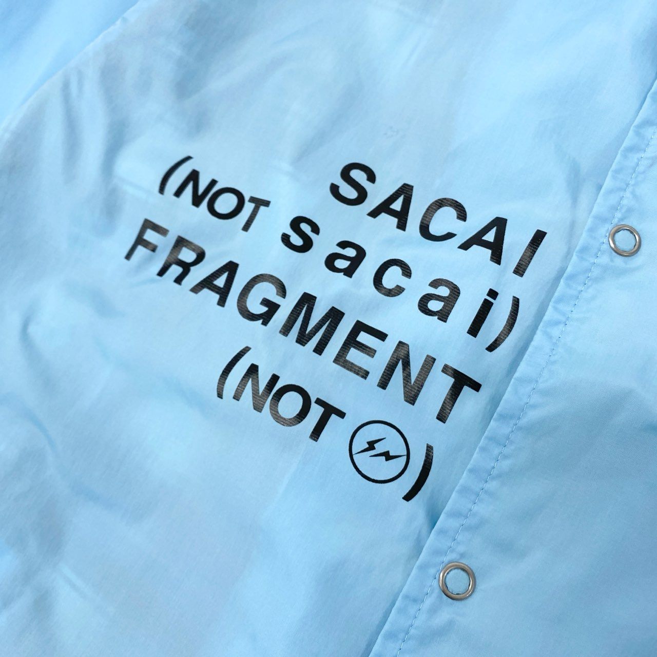 51h25 sacai × FRAGMENT DESIGN サカイ × フラグメントデザイン コラボ Nylon Coach Jacket  コーチジャケット ロゴプリント 17-01678 Mサイズ ブルー ナイロン メンズ 日本製o07t