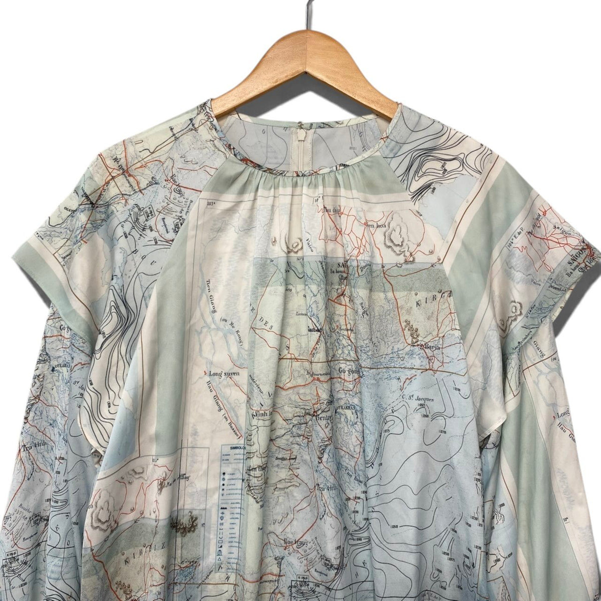 61i14 【極美品】Leilian レリアン 完売品 ロングスリーブブラウス  マップ柄 総柄 11サイズ マルチカラー ポリエステル100％ レディース 女性用u02t