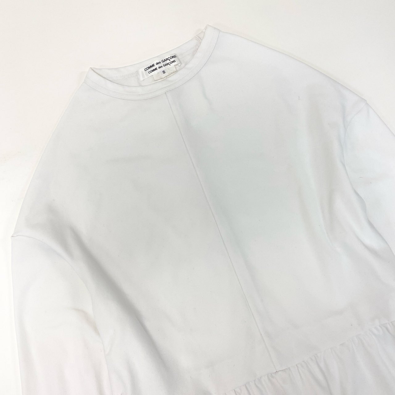 69i26 《美品》COMME des GARCONS コムデギャルソン フリルトップス 長袖カットソー ペプラム ストレッチ RK-1007 AD2002 Sサイズ ホワイト レディースk02i
