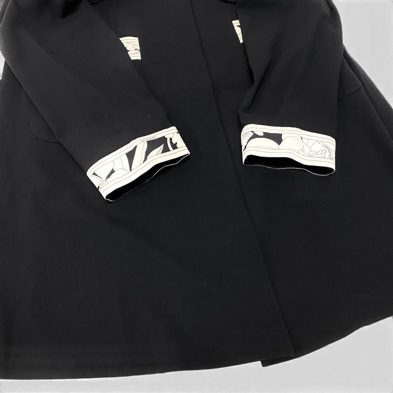 37e28 LEONARD FASHION レオナール ノーカラーコート ロングコート ロゴ金ボタン 花柄プリント 薄手 9R ブラック ウール シルク レディース 女性服o07t