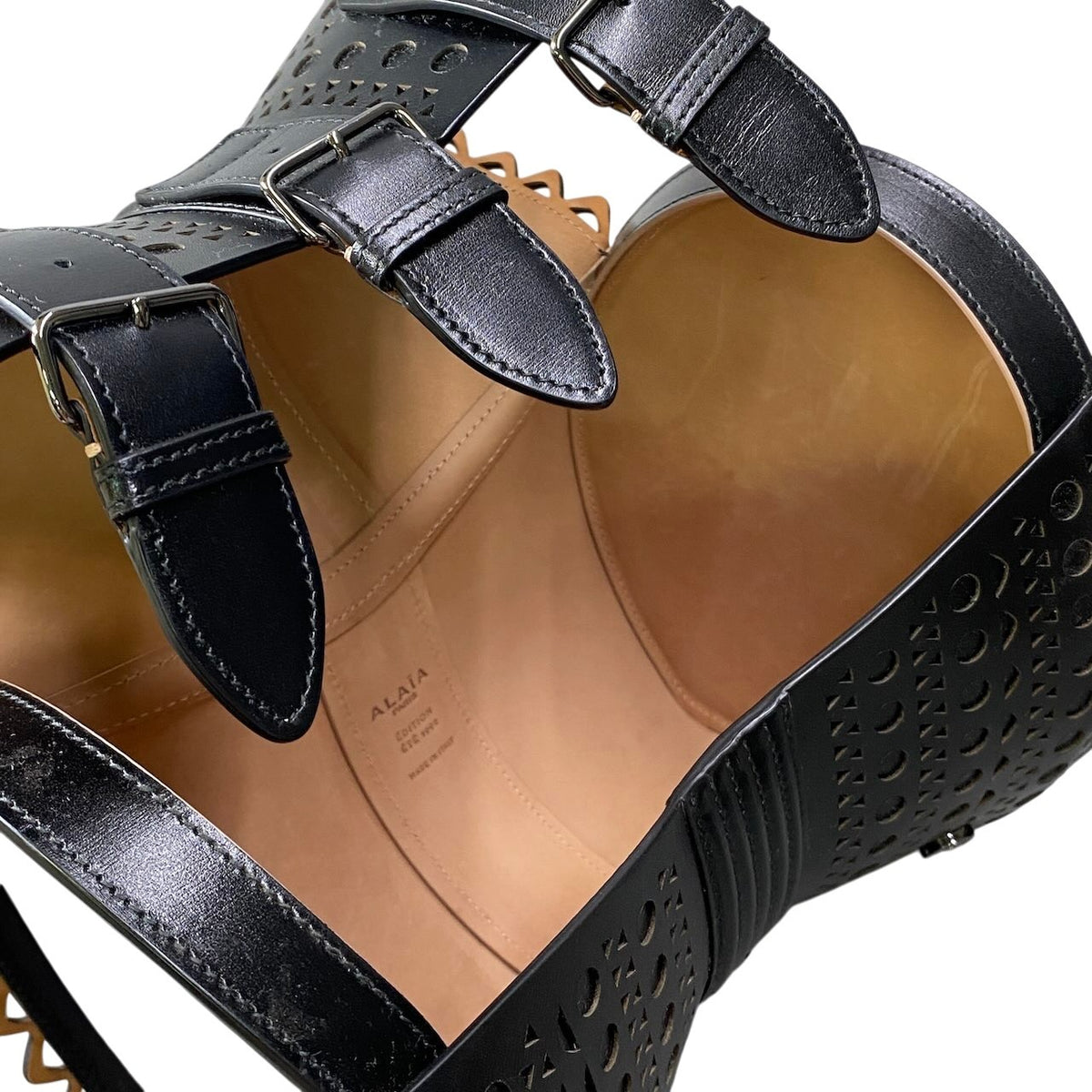 Aj14【美品】 ALAIA アライア 定価28万円 EDITION 1992 コルセット 18 カットワーク ワンハンドルバッグ ショルダーバッグ ブラック レザー レディースu02t