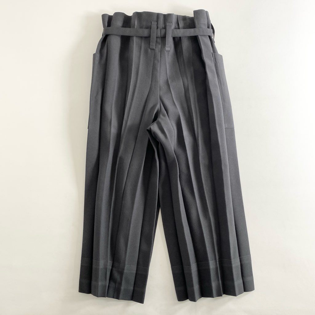 27c14 me ISSEY MIYAKE ミーバイ イッセイミヤケ クロップド プリーツパンツ グレー 紐ベルト PLEATS PANTS MI73FF522