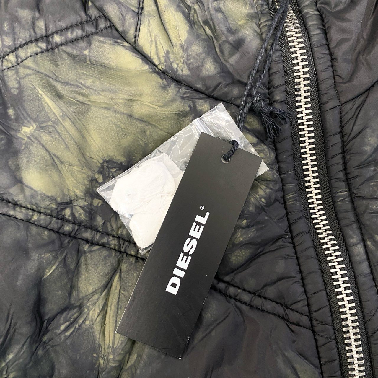 26a19 《タグ付き》 DIESEL ディーゼル W GENERIC HOOD JACKET 中綿ジャケット サイズS ブラック グリーン アウター 紳士服t18r