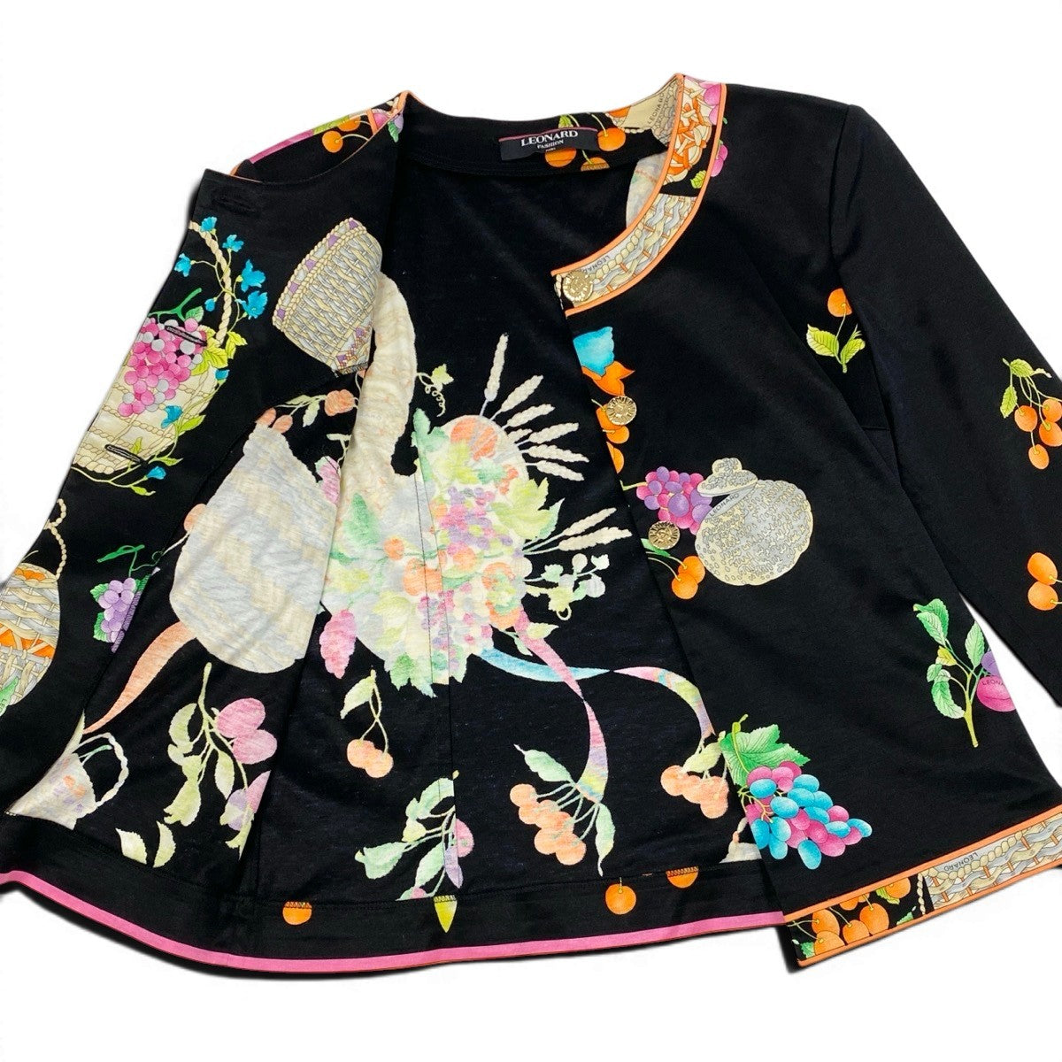 73f9【美品】 LEONARD FASHION レオナール ノーカラージャケット 七分袖カーディガン 金ボタン 美しい花柄プリント サイズL ブラック コットン100％ レディース 女性服u02t
