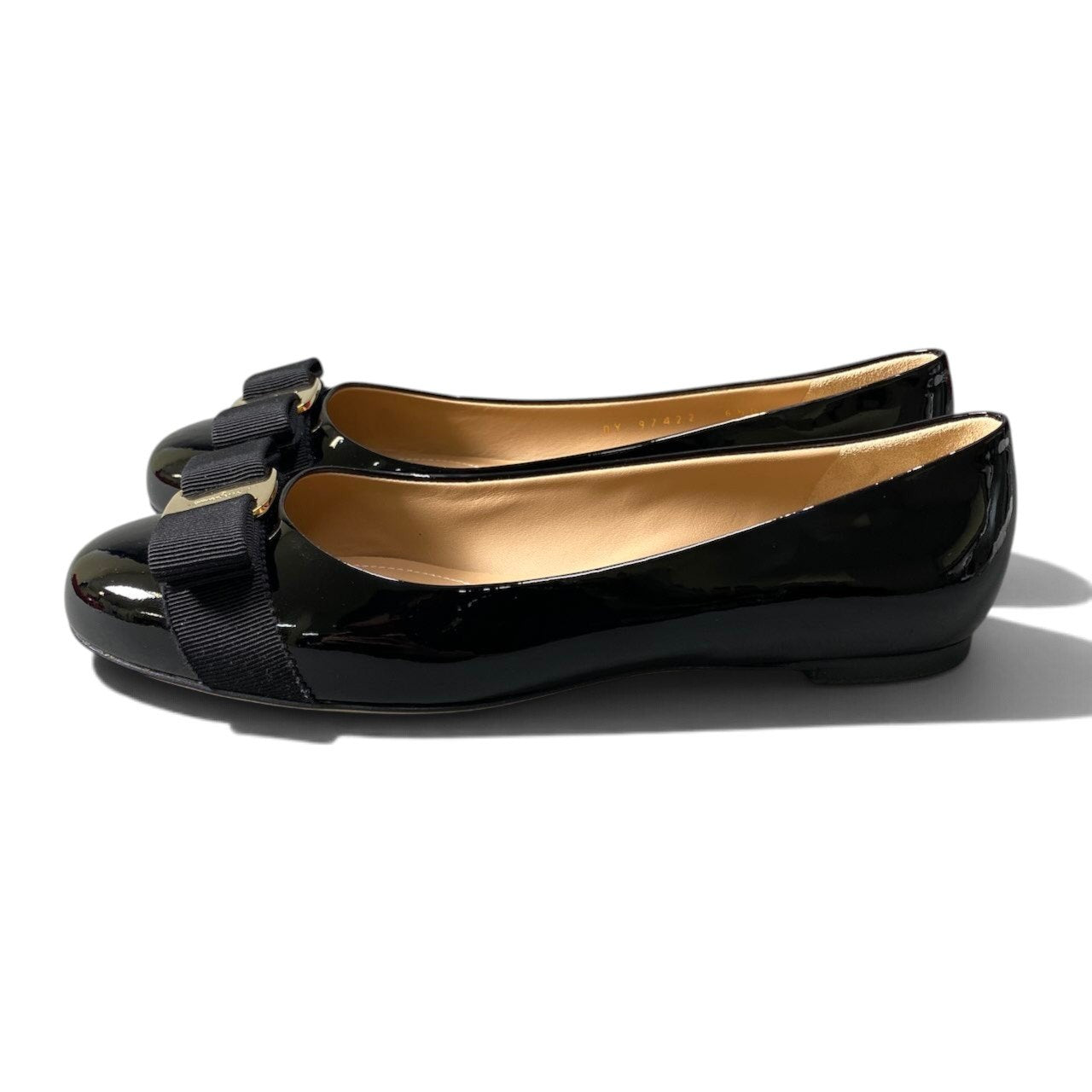 1i7 《極美品》 Salvatore Ferragamo サルヴァトーレフェラガモ ヴァラリボン パンプス フラットシューズ 6.5 ブラック パテントレザー レディースu02t