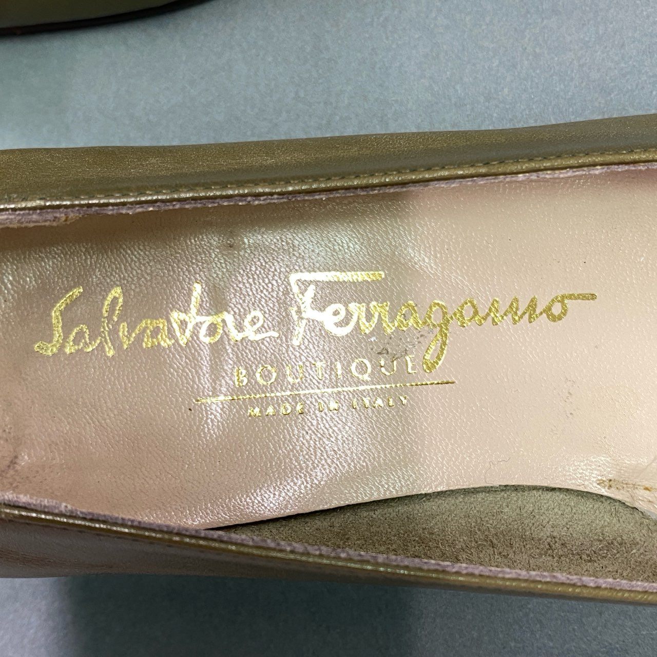 1l3 Salvatore Ferragamo サルヴァトーレ フェラガモ イタリア製 ヴァラリボン ヒールパンプス シューズ 6 オリーブ レザー