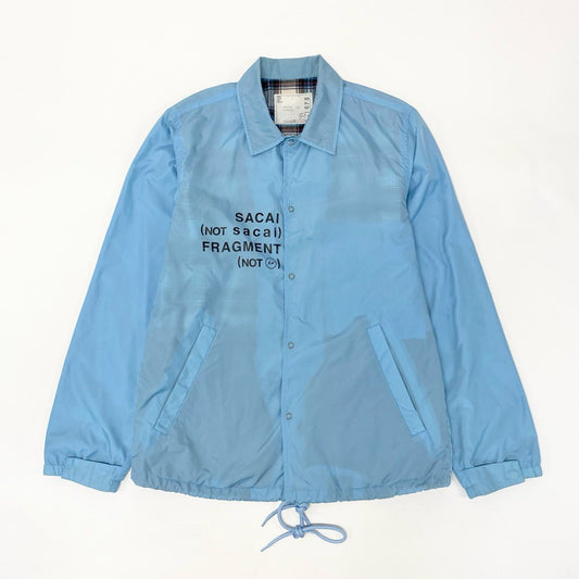 51h25 sacai × FRAGMENT DESIGN サカイ × フラグメントデザイン コラボ Nylon Coach Jacket  コーチジャケット ロゴプリント 17-01678 Mサイズ ブルー ナイロン メンズ 日本製o07t