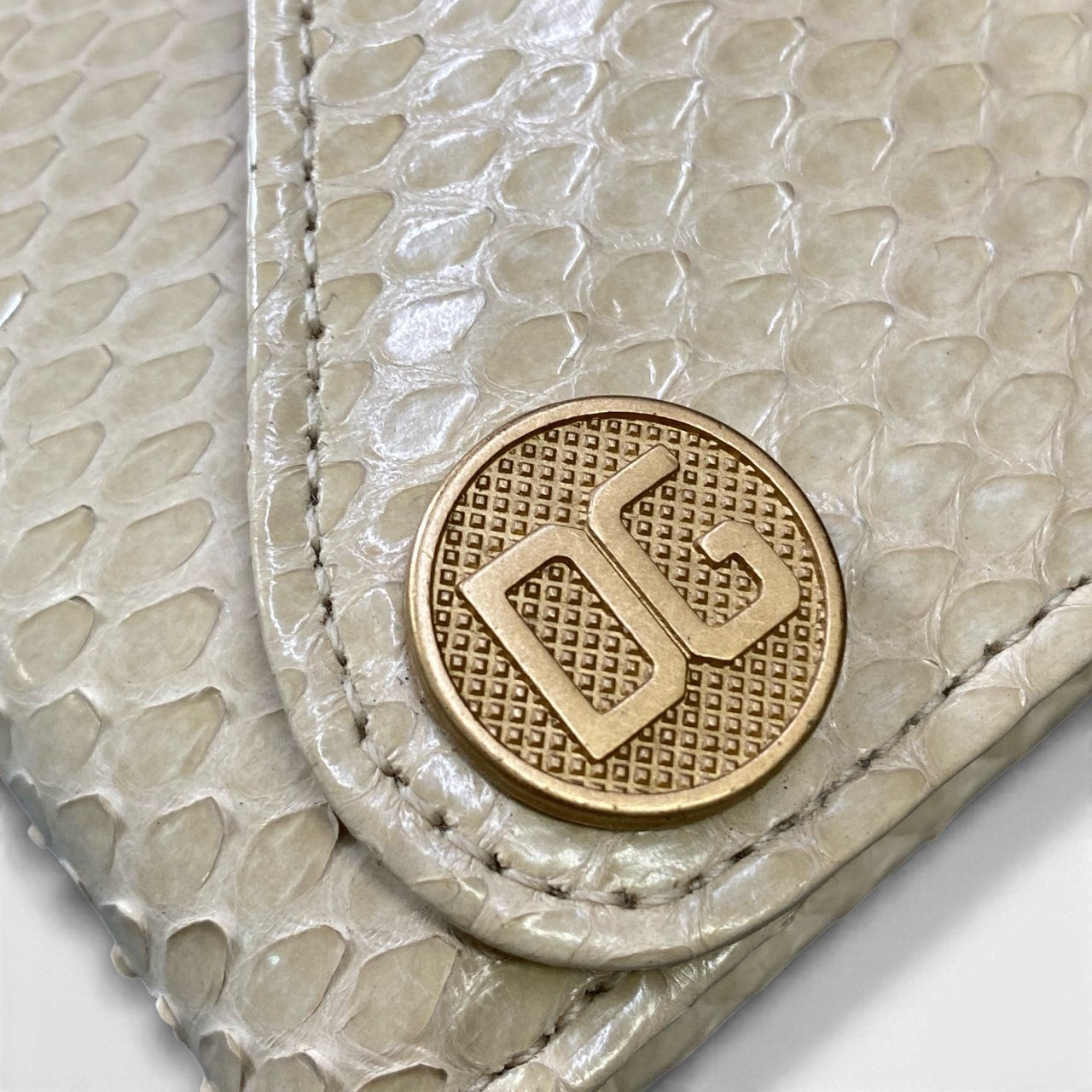 a5 DOLCE&GABBANA ドルチェアンドガッパーナ 三つ折り財布 ウォレット DGロゴ チェーン付き ベージュ ゴールド レザー レディースk02i