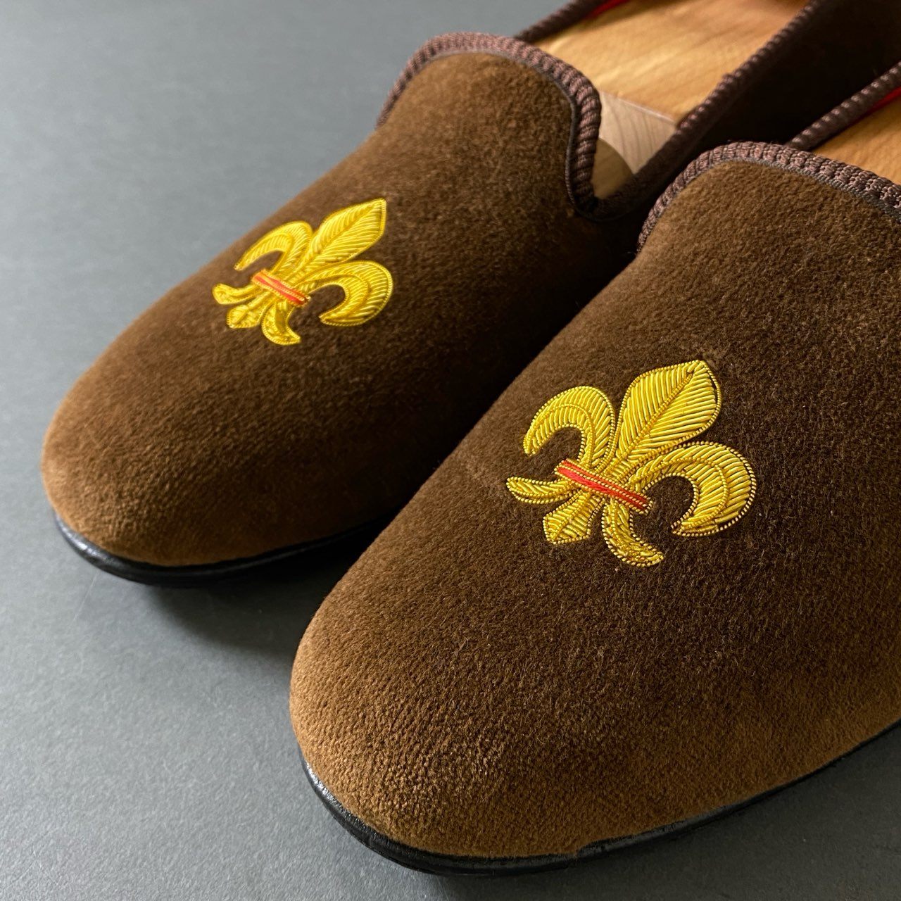 8g19 《美品》 Tricker's トリッカーズ イングランド製 JERMYN STREET オペラシューズ スリッポンシューズ 刺繍 6 ブラウン ベロア