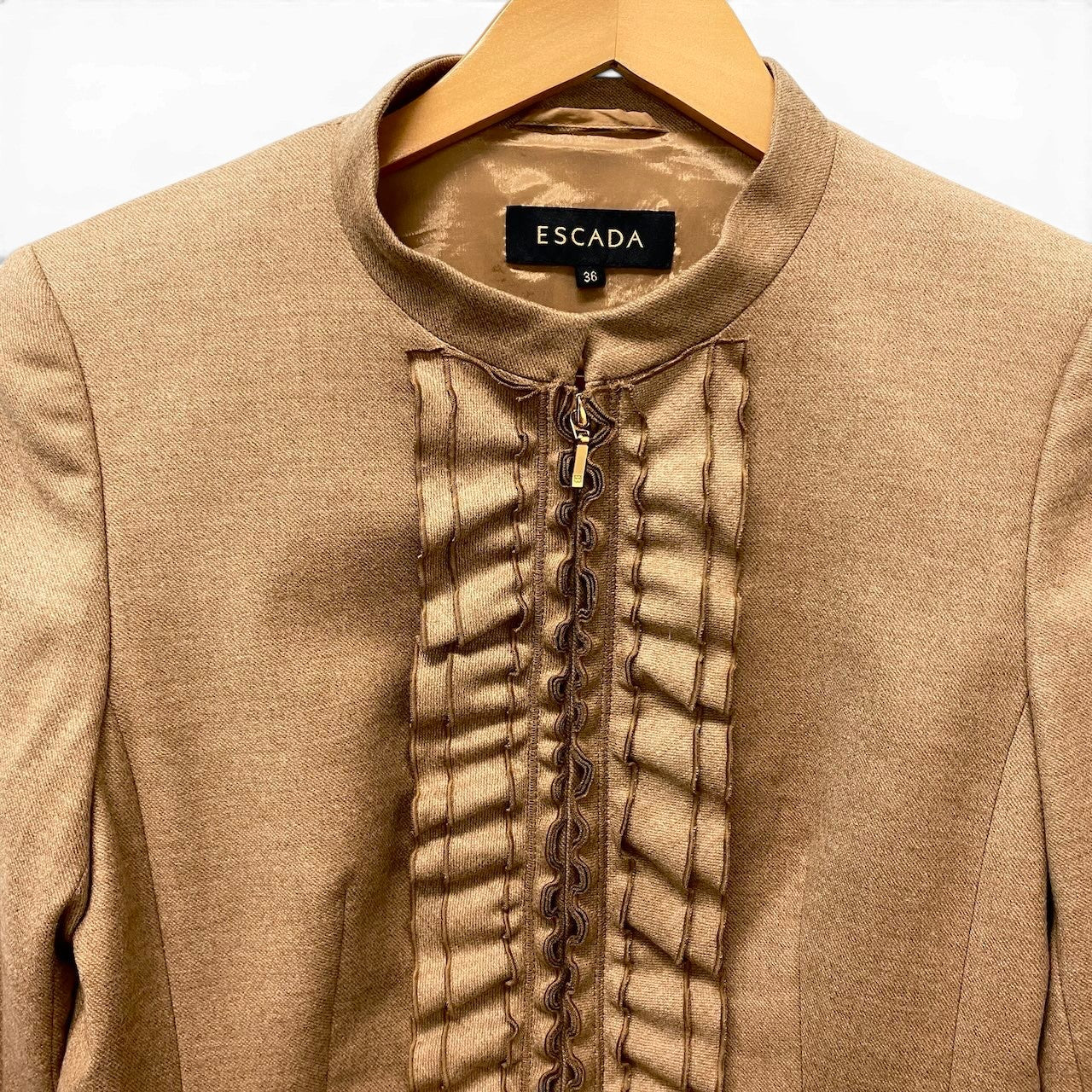 82f16 ESCADA エスカーダ セットアップスカート フォーマルスーツ フリルジャケット 膝丈スカート カシミヤ混 サイズ36 ベージュ レディース 女性用u02t