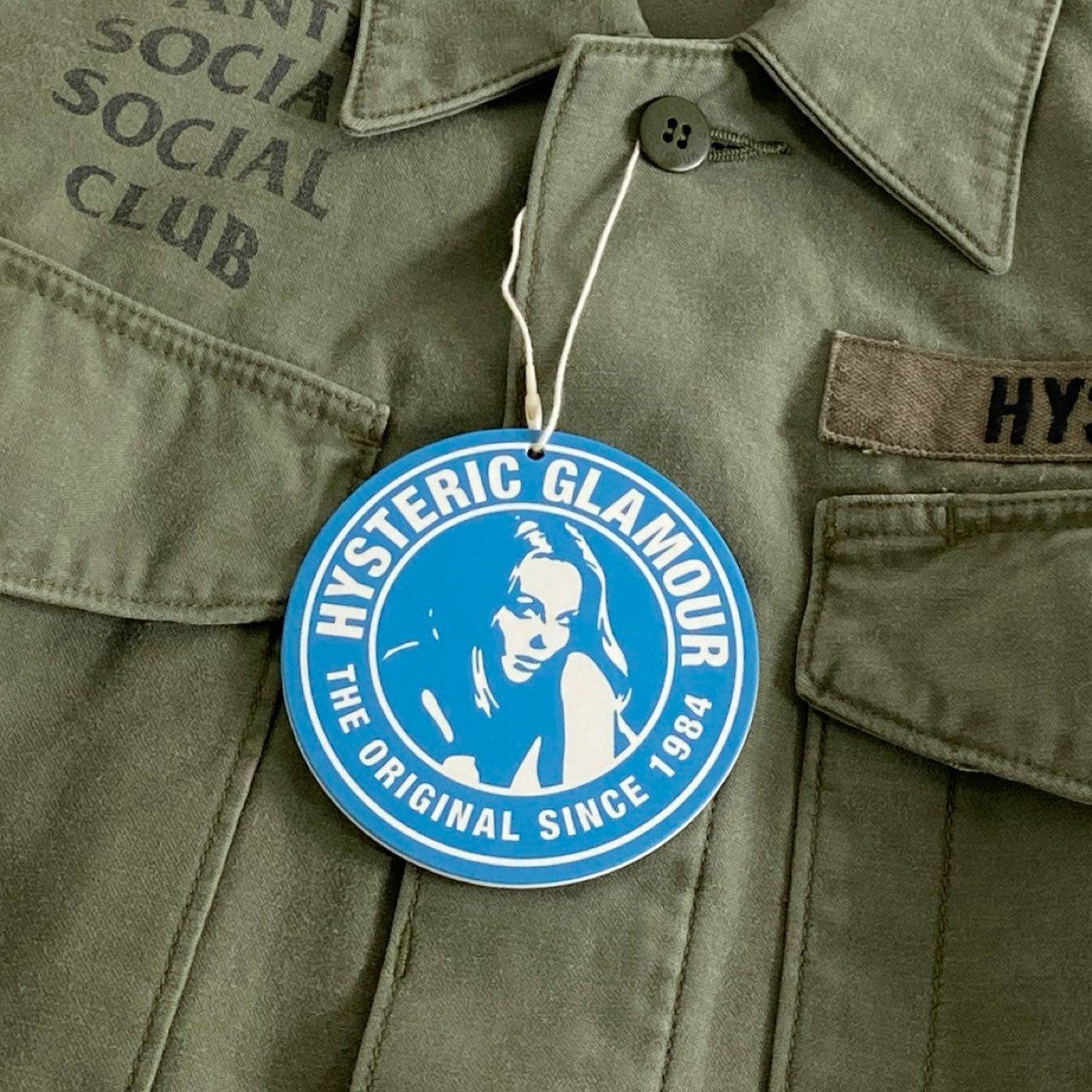 75i12 《新品タグ付き》 HYSTERIC GLAMOUR  × ANTI SOCIAL SOCIAL CLUB ミリタリー シャツジャケット トップス  02201AH14  サイズS カーキ コットン100％ メンズ ヒステリックグラマー アンチソーシャルソーシャルクラブ