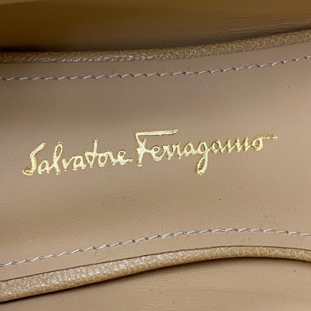 3b2【極美品】 Salvatore Ferragamo サルヴァトーレフェラガモ ヴァラリボン フラットシューズ スクエアトゥ レザー レディース 女性靴 6 1/2 ベージュ leatheru02t