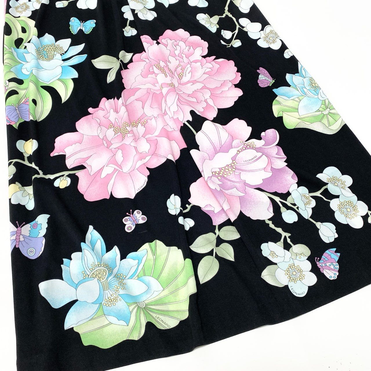47b4 LEONARD レオナール Vネック半袖ワンピース 膝丈ワンピース 美しい花柄プリント 0170509 Lサイズ ブラック カンカン素材 レディース 女性用u02t