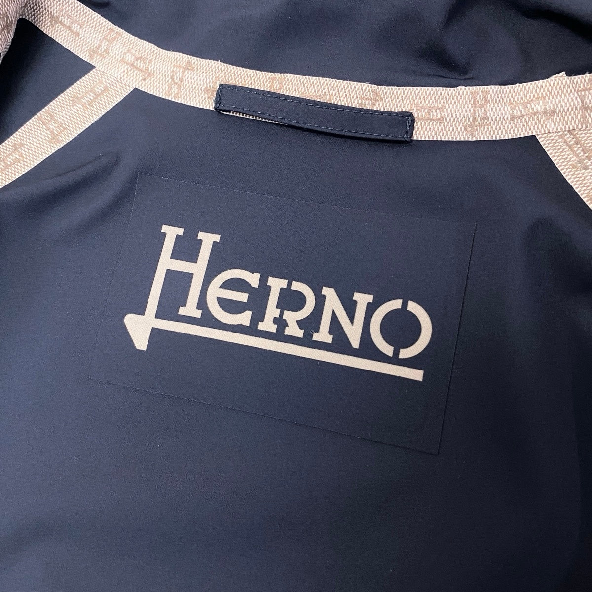 38g13 【美品】 HERNO ヘルノ フーデット ナイロンパーカー ジャケット モノグラムテープ ストレッチ 撥水 サイズ44 ネイビー メンズ 紳士服u02t
