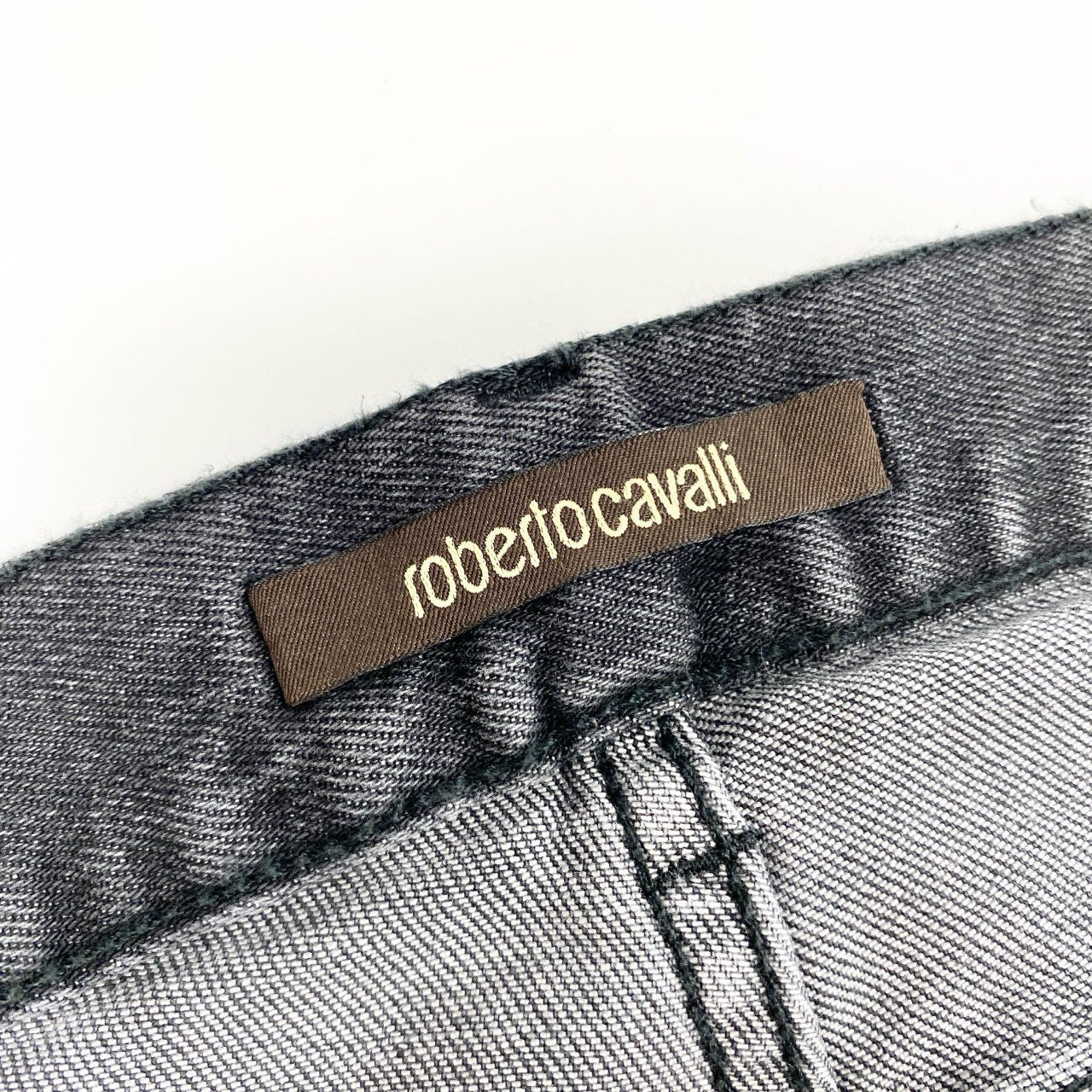 30i30 《美品》roberto cavalli ロベルトカヴァリ デニムパンツ スキニーパンツ ボトム ロゴ刺繍 FSJ203 DN013 32サイズ ダークグレー メンズo07t
