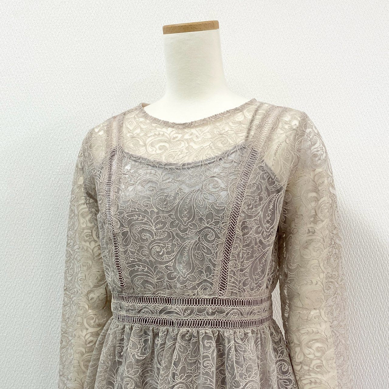 60j27 《美品》Lily Brown リリーブラウン オケージョンワンピース 長袖ワンピース 総レース ベルベット フレア LWFO194001 1サイズ ピンクベージュ レディースu02t