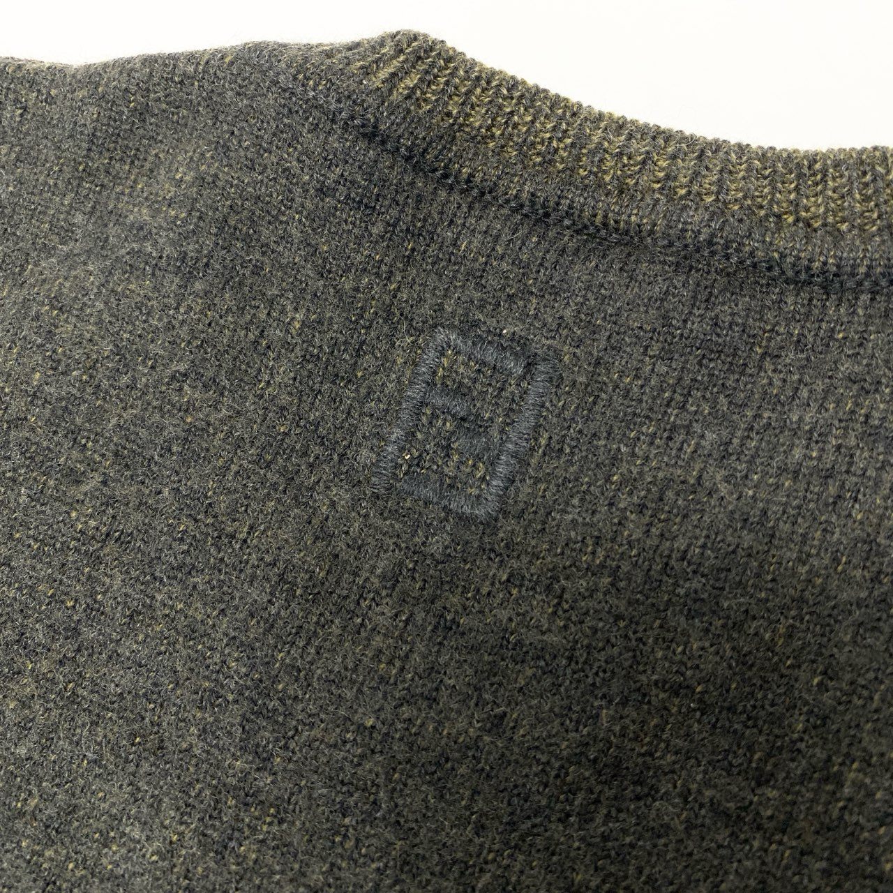 48a19 Vintage FENDI ヴィンテージ フェンディ ロゴ刺繍 ニットベスト Vネック ワンポイントロゴ サイズ42 カーキ系 ウール100％ レディースk02i