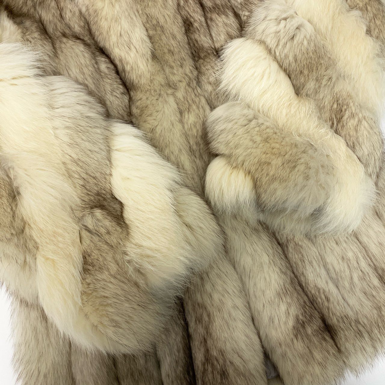 78a14 SAGA FOX サガフォックス 銀サガ 斜め段 極厚 ブルーフォックス コート サイズ10 ホワイト 最高級本毛皮 Fox Fur Coatt18r