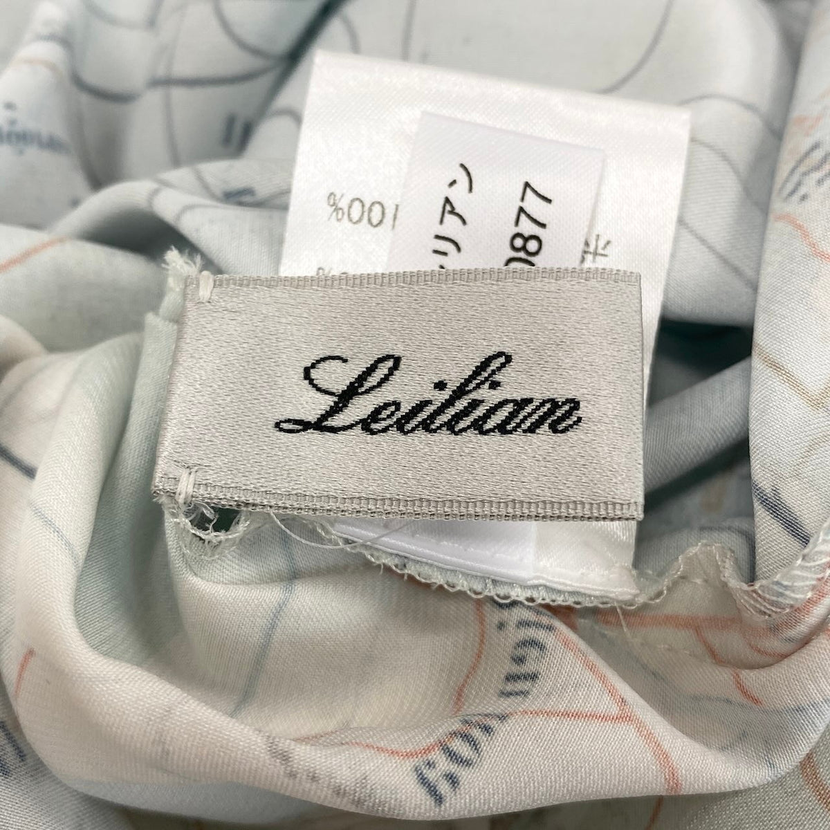 61i14 【極美品】Leilian レリアン 完売品 ロングスリーブブラウス  マップ柄 総柄 11サイズ マルチカラー ポリエステル100％ レディース 女性用u02t