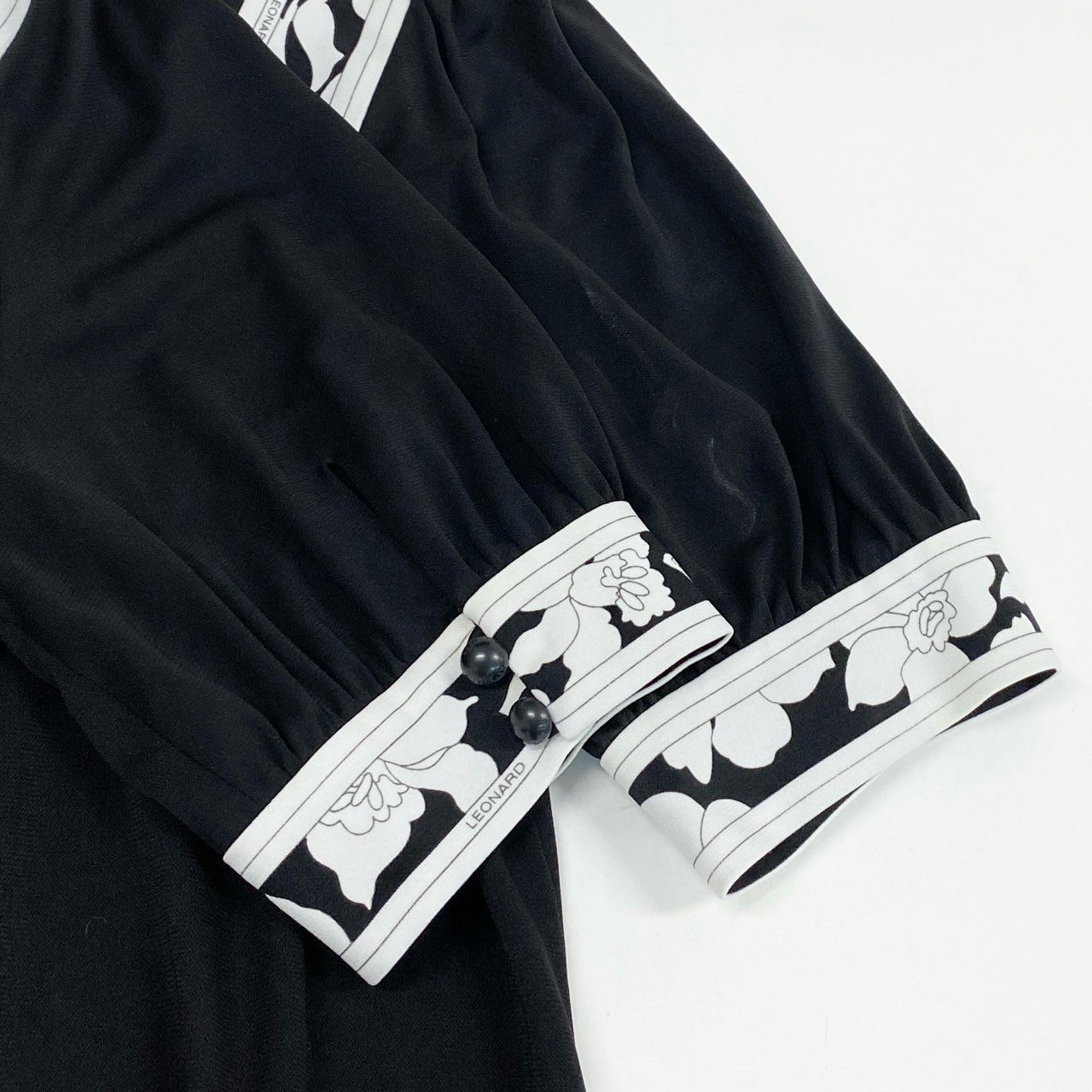 36a7 LEONARD レオナール 半袖ワンピース 膝丈ワンピース スクエアネック 美しい花柄プリント カンカン素材 Lサイズ ブラック ホワイト レディースu02t