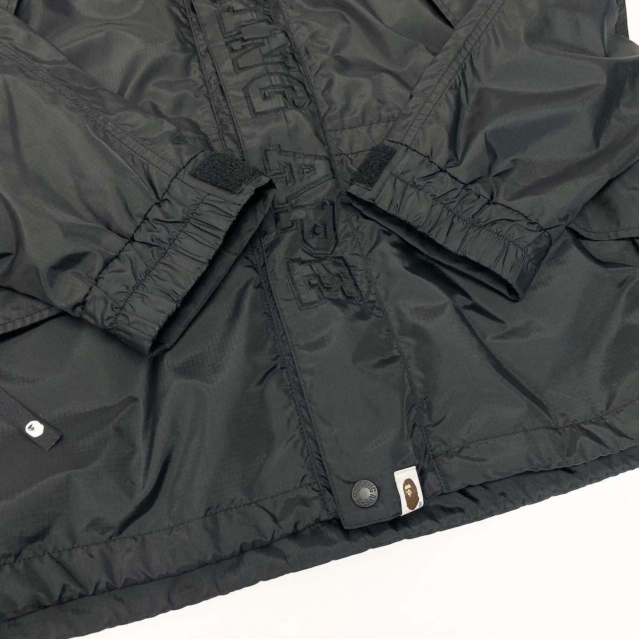 62e12 A BATHING APE アベイシングエイプ snowbord jacket スノーボードジャケット ナイロンパーカー フロントロゴ刺繍 サイズS ブラック メンズ 紳士服u02t