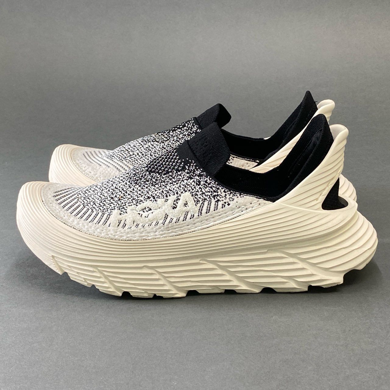 1g8 HOKA ONEONE ホカオネオネ U RESTORE TC リストア スリッポン シューズ 27cm ブラック ホワイト スニーカー 軽量◎