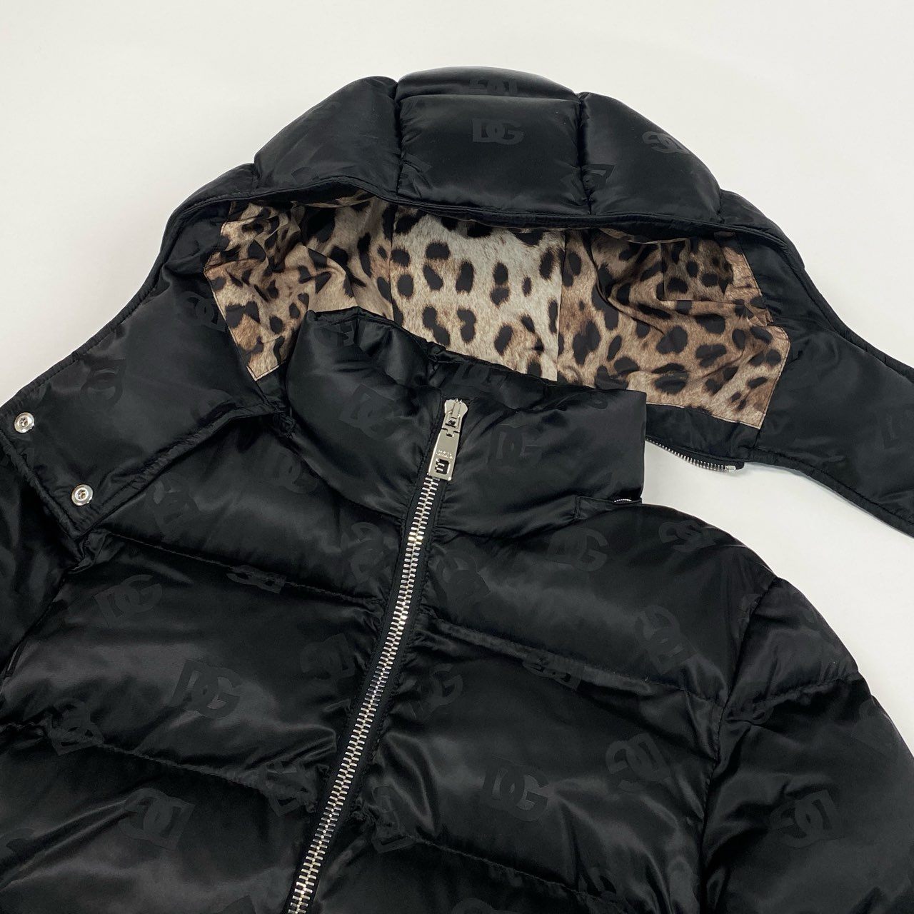 Ic10 《未使用品》定価44万 DOLCE&GABBANA ドルチェアンドガッバーナ 現行 DGロゴ パテッド サテンジャカード ダウンジャケット サイズ40 ブラック D&G タグ付t18r