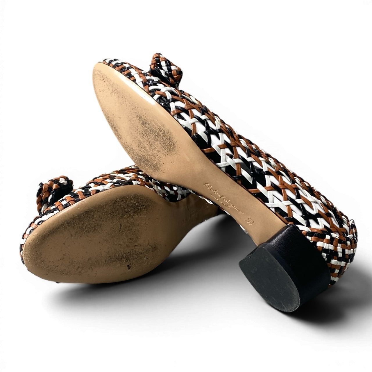 2d23 Salvatore Ferragamo サルバトーレフェラガモ ヴァラリボンパンプス 編み込み メッシュ シューズ 50サイズ マルチカラー レザー レディース 女性用u02tu02t