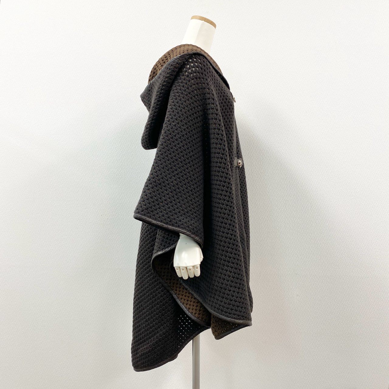 85b9 《美品》 Salvatore Ferragamo サルヴァトーレフェラガモ ニットポンチョ ケープコート ガンチーニターンロック レザーパイピング S ブラウンk02i