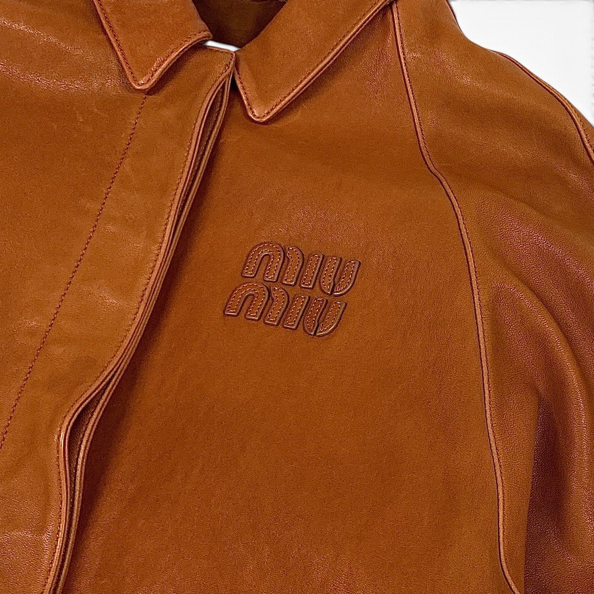 i8 《美品》 miu miu ミュウミュウ 23AW ロゴパッチ ナッパレザージャケット Logo Patch Nappa Leather Jacket MPV895 40 キャメルブラウン レザーt18r